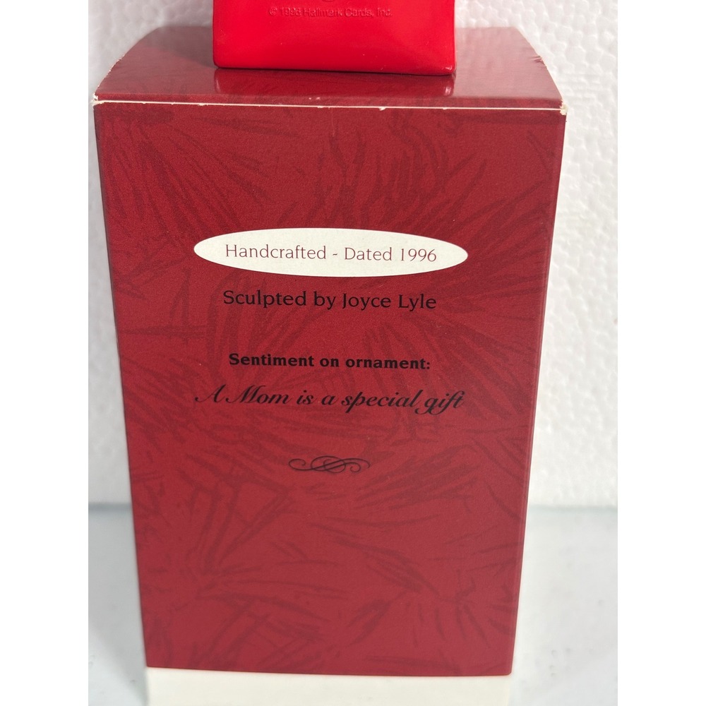 Hallmark Keepsake Ornament A Mom is a Special Gift 1996 Penguin Gift Box - Picture 4 of 5